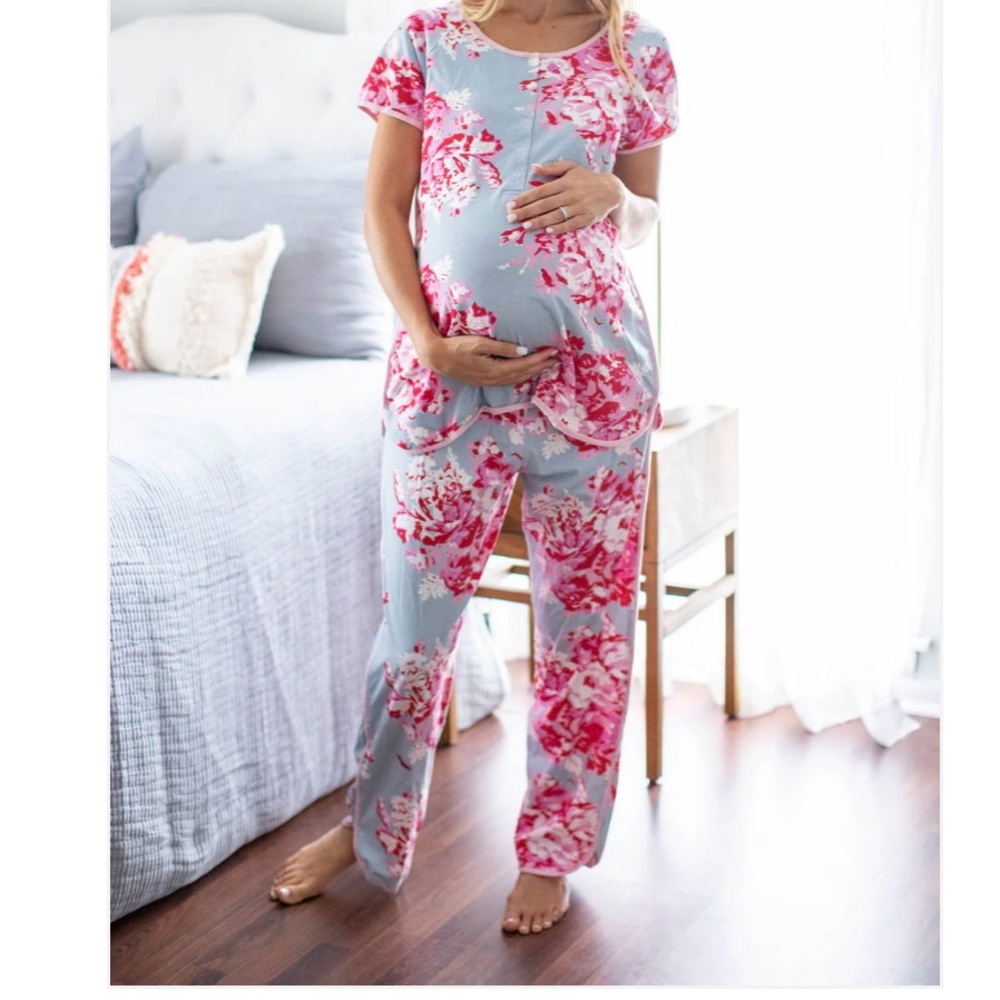Nursing/maternity pajama set size S. Pink flowers on gray.